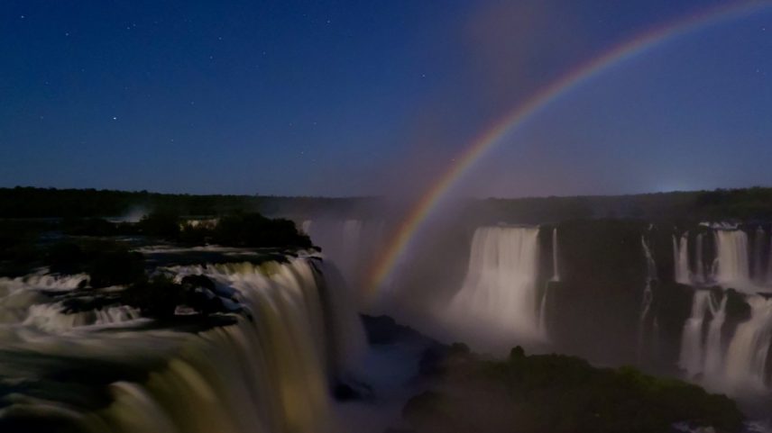 Árco-íris lunar cruzando as Cataratas do Iguaçu, no Paraná (Foto: Divulgação)