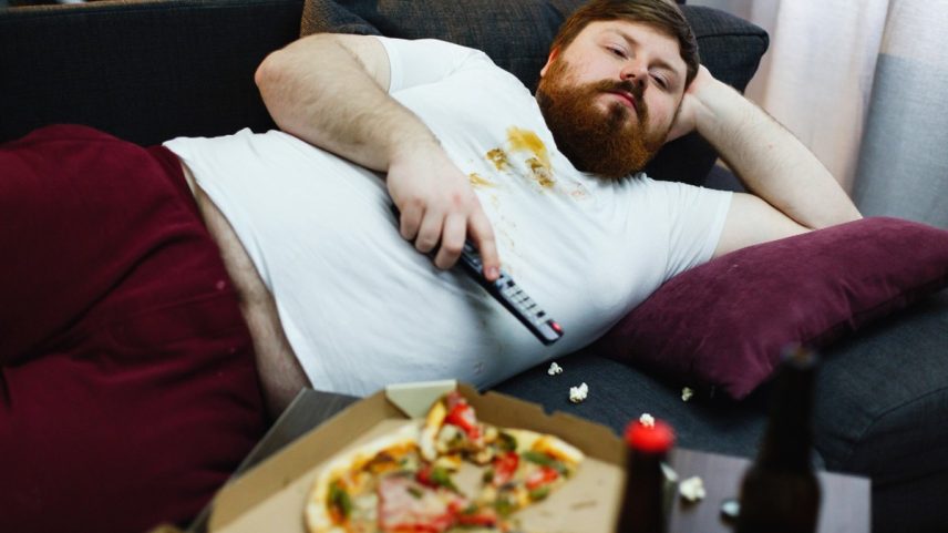 O sedentarismo e o consumo de alimentos ultraprocessados estão entre os hábitos que prejudicam o funcionamento do cérebro — Foto: Freepik