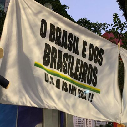 Manifestação de esquerda na Paulista exibe cartazes e slogans contra Trump