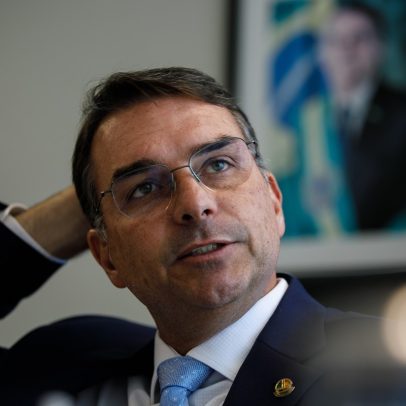 Flávio Bolsonaro é criticado por bolsonaristas após viagem de férias ao exterior