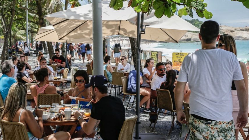 Restaurante no Rio de Janeiro: mercado de vale refeições movimenta estimados R$ 150 bilhões por ano no Brasil (Foto: Andre Coelho/Bloomberg)