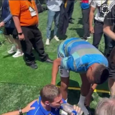 Mbappé acerta voluntário da Fifa com bola e o socorre em gesto solidário