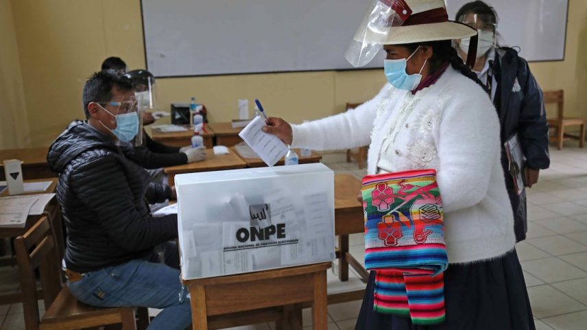 Uma mulher exerce seu direito ao voto durante as eleições presidenciais de 2021 em Cusco, Peru. (Foto: Stringer/EFE)