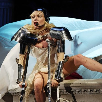 Lady Gaga cai durante show em Las Vegas, mas se levanta com elegância