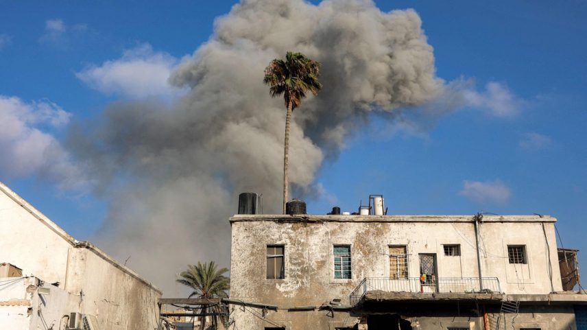 Fumaça sobe no centro de Gaza após bombardeio israelense na quarta-feira (Foto: Omar al-Qattaa/AFP)
