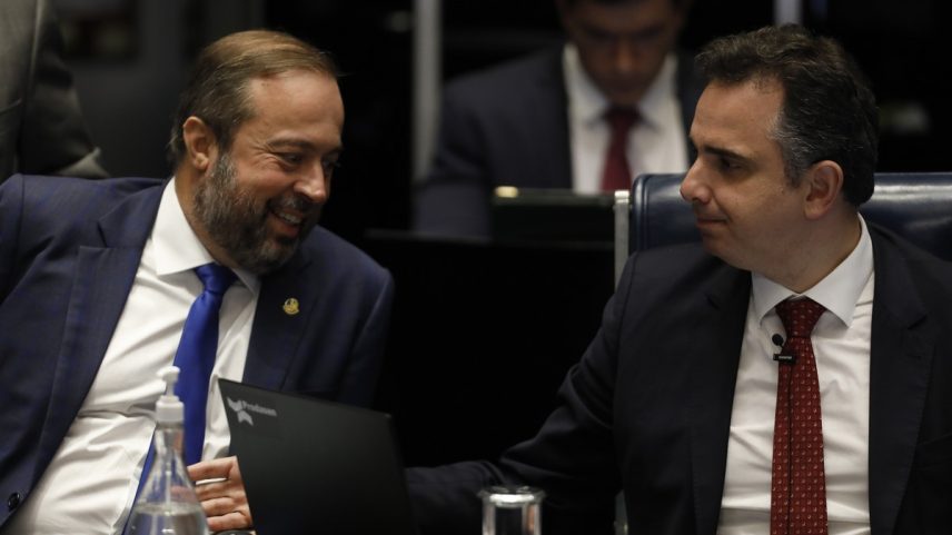 Ministro Alexandre Silveira e o senador Rodrigo Pacheco (Foto: Cristiano Mariz / O Globo)