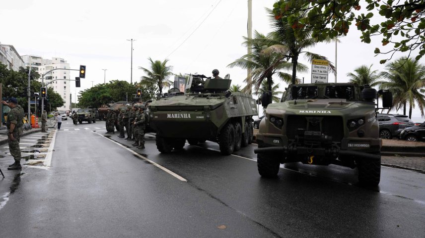 Soldados patrulham a praia de Ipanema, na zona sul do Rio de Janeiro, durante operações de segurança antes da cúpula dos Brics (Foto: Pablo Porciuncula/AFP)