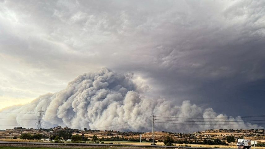O incêndio iniciado ontem na comarca da Segarra (Lleida) que causou duas mortes. (Foto: BOMBERS)
