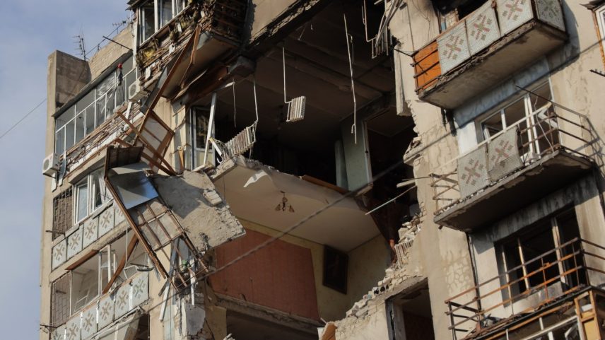 Prédio residencial danificado após um ataque de drones russos em Odessa, na Ucrânia. 24/07/2025 (Foto: Oleksandr Gimanov/AFP)