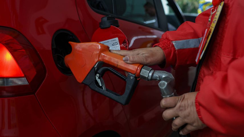 AGU pede abertura de investigação sobre formação de preços de combustíveis (Foto: Allison Sales/Folhapress)