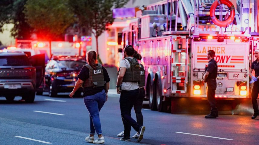 Gentes do FBI investigam perto de um veículo de resposta do Departamento de Bombeiros da Cidade de Nova York, próximo à cena de um tiroteio no distrito de Manhattan, Nova York, EUA. (Foto: Reuters)