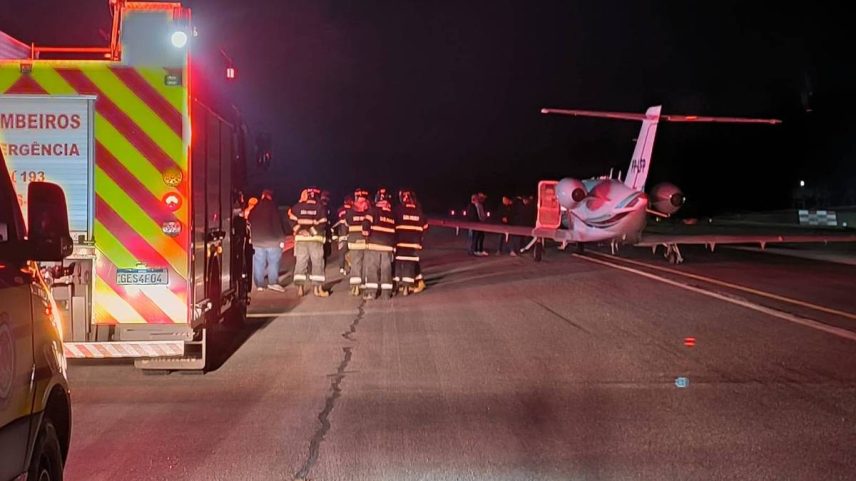 Bombeiros acompanham avião que fez pouso de emergência com pneu furado em Jundiaí (SP), na noite desta quarta-feira (9) (Foto: Rede Voa)