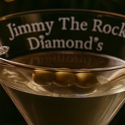 Martini de luxo a 8 mil dólares é servido com colar de diamantes em taça gigante