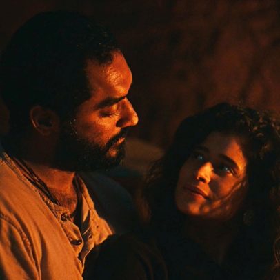 Rosa e Josué vivem momento romântico em 'Guerreiros do Sol'