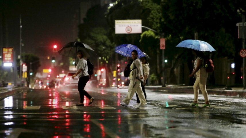 Noite é de chuva no Rio, como na Avenida Presidente Vargas (Foto: Marcelo Theobald / Agência O Globo)