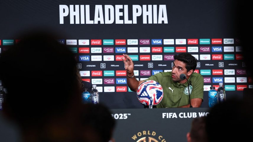 Abel Ferreira durante coletiva de imprensa no Lincoln Financial Field, na Filadélfia (Foto: Franck Fife/AFP)