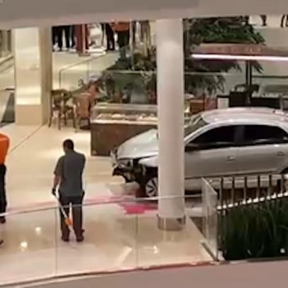 Carro invade segundo andar de shopping em Goiânia e assusta clientes