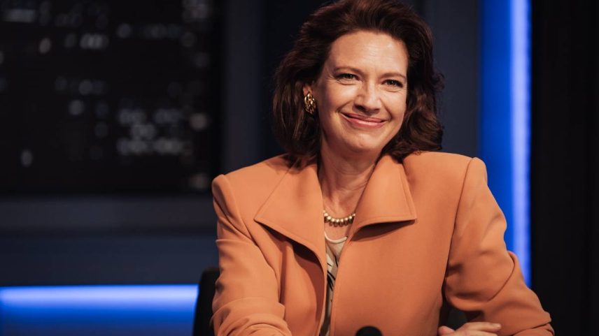 Anna Torv em cena da terceira temporada de 'The Newsreader' (Foto: Divulgação)