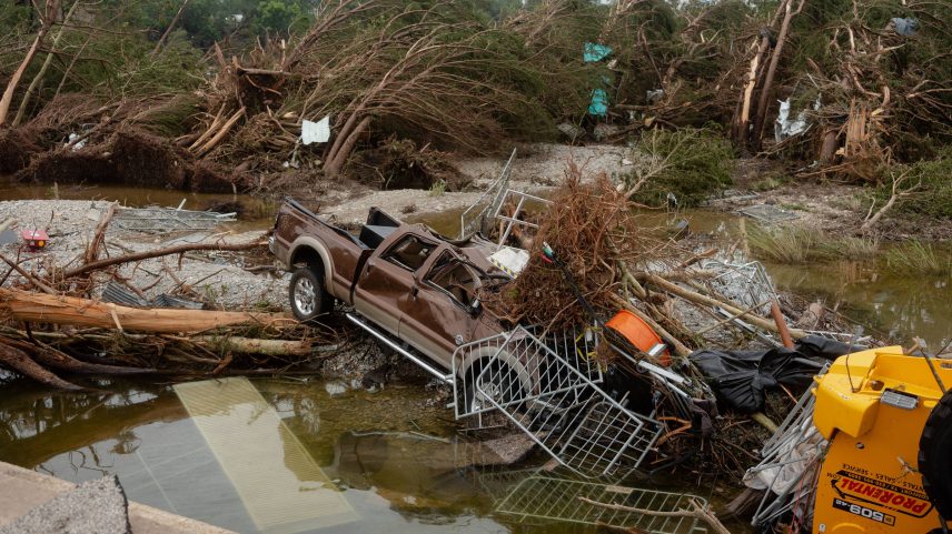 Uma caminhonete é vista dentro do rio Guadalupe, entre destroços, após enchentes no Texas (Foto: Reprodução)