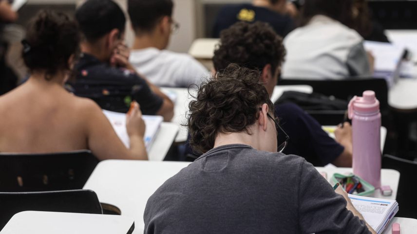 Estudantes durante aula em cursinho preparatório para primeira fase do Enem (Exame Nacional do Ensino Médio) (Foto: Rafaela Araújo - 31.out.24/Folhapress)