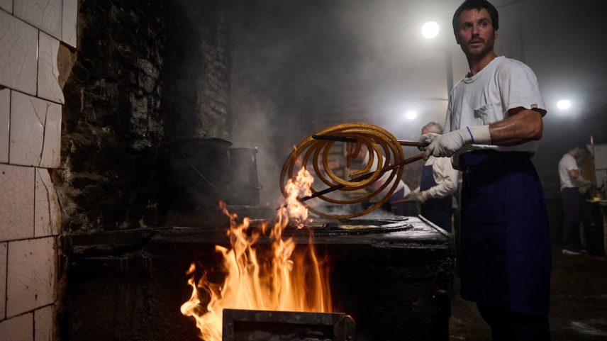 Mikel da Churrería La Mañueta, de Pamplona, fazendo churros. (Foto: PABLO LASAOSA)