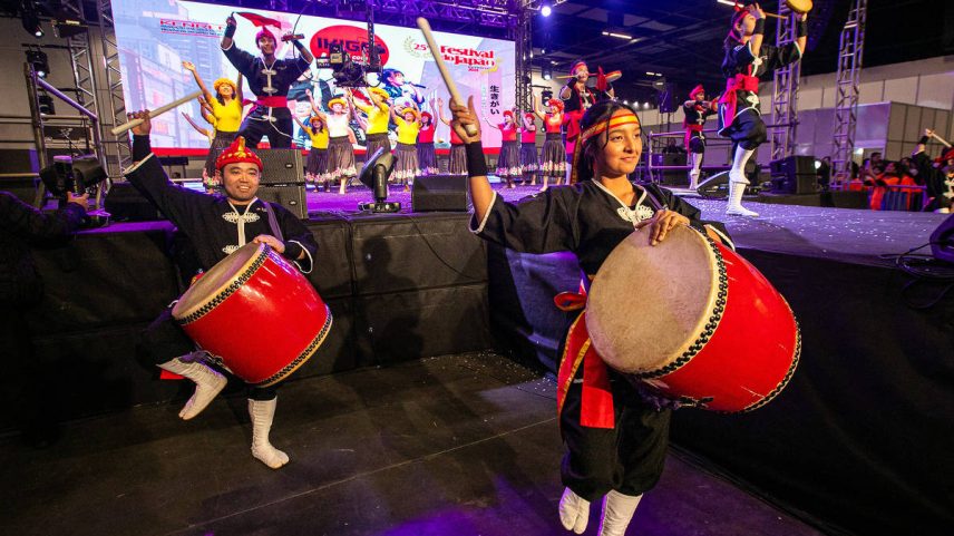 Estandes com pratos típicos no festival do Japão, em São Paulo (Foto: Divulgação)