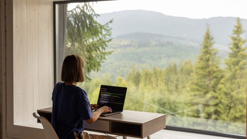 Perante a lei, o freelancer é um prestador de serviços autônomo com liberdade para definir horários, local de trabalho e forma de execução das tarefas. (Foto: RossHelen/Getty Images)