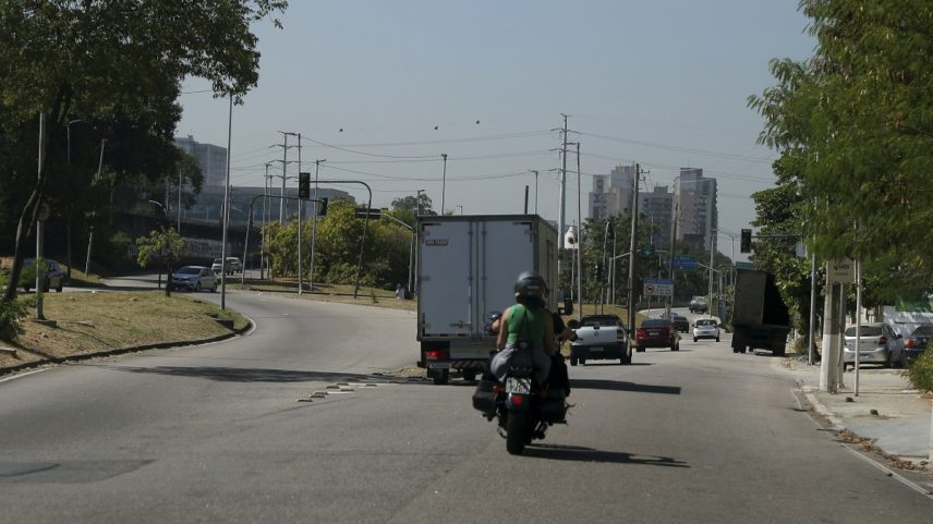 A Avenida Pastor Martin Luther King, entre Pavuna e Inhaúma: região tem alto índice de roubos de carga (Foto: Fabiano Rocha/Agência O Globo)