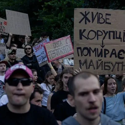 Zelensky enfrenta críticas após retirar independência de órgãos anticorrupção
