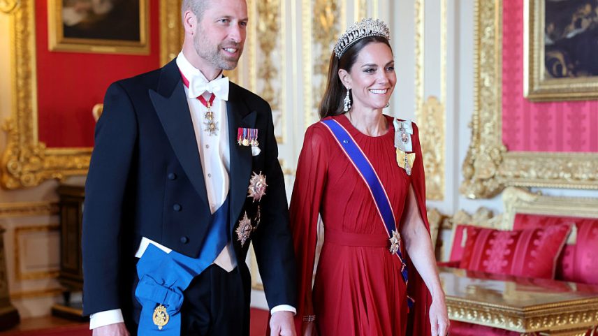 Kate Middleton deixou o universo da moda em êxtase com um modelo vermelho assinado por Sarah Burton para a Givenchy ao lado do Príncipe William (Foto: Chris Jackson/Getty Images)