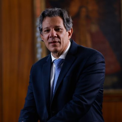 Haddad critica apoio de Trump a Bolsonaro e diz que Brasil está sendo sacrificado