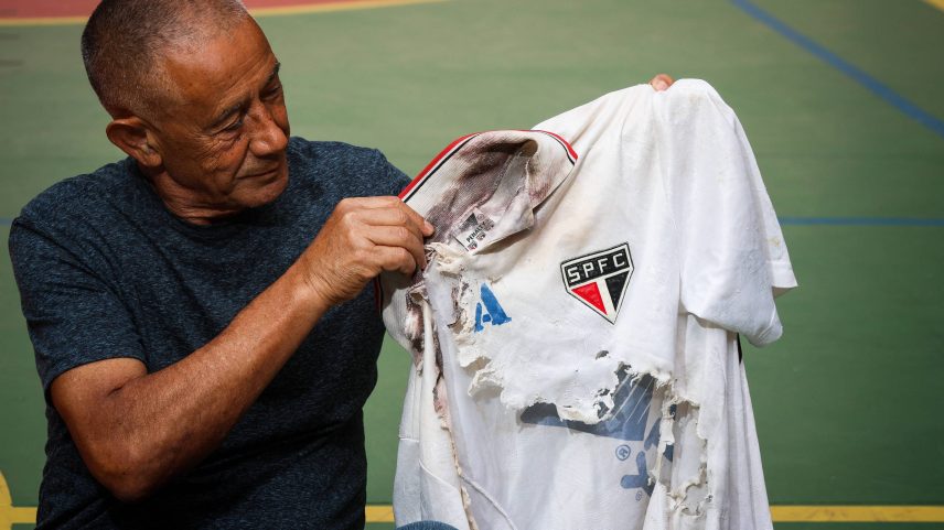 O preparador físico Altair Ramos exibe a camisa que usava no dia em que foi atingido por um raio em um treinamento do São Paulo, em 1996 (Foto: Zanone Fraissat/Folhapress)