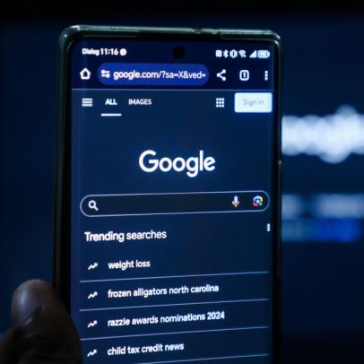 Google lança resumos de notícias gerados por IA no Discover para iOS e Android
