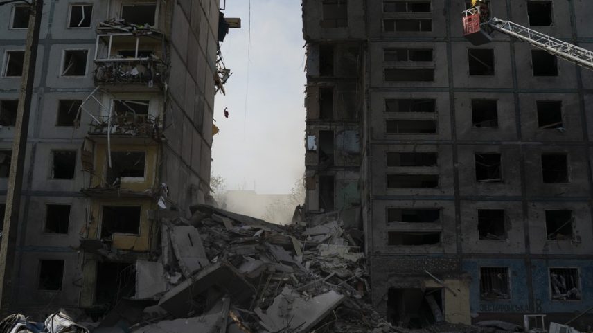 Bombeiros trabalham nos escombros de um edifício residencial que foi danificado após um ataque russo em Zaporizhzhia, na Ucrânia. (Foto: AP Photo/Leo Correa)