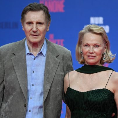 Pamela Anderson e Liam Neeson formam casal inesperado neste verão