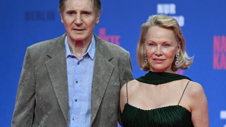 Liam Neeson e Pamela Anderson, no dia 24 de julho de 2025, na estreia de 'Agárralo como puedas' em Berlim. (Foto: picture alliance (dpa/picture alliance via Getty I))
