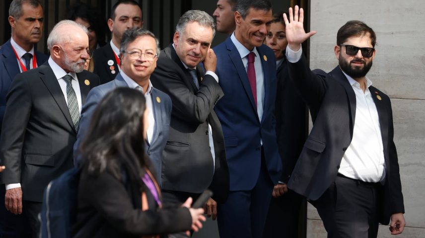Lula da Silva, Gustavo Petro, Yamandú Orsi, Pedro Sánchez e Gabriel Boric. (Foto: ELVIS GONZÁLEZ - EFE)