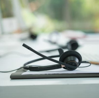 Teleperformance enfrenta desafios com IA, mas analistas veem potencial de valorização