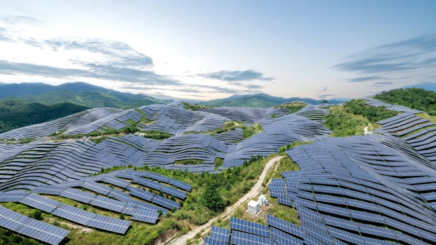 Um campo de painéis solares ao lado de uma usina termelétrica a carvão em Xangai (Foto: Getty Images)