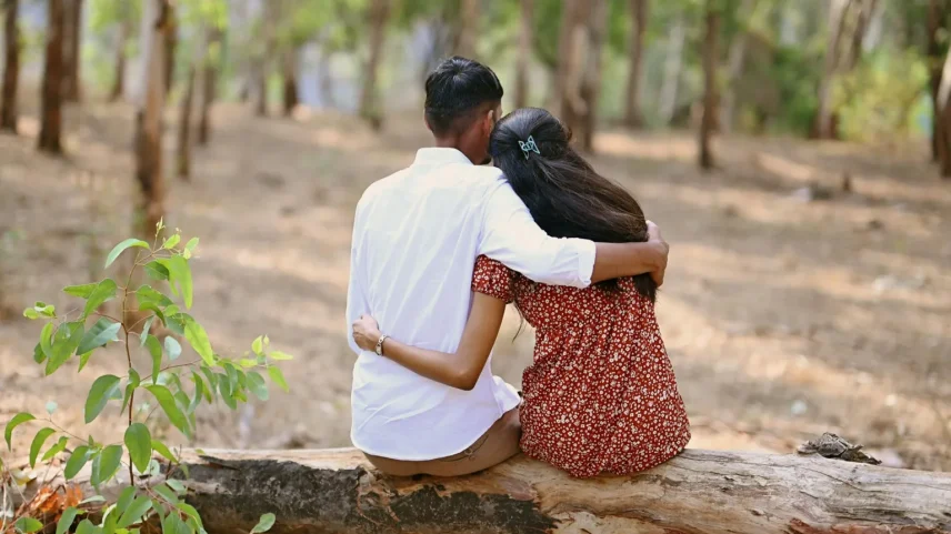 Casais jovens na Índia frequentemente se retiram para locais públicos isolados em busca de momentos de intimidade (Foto: Getty Images)