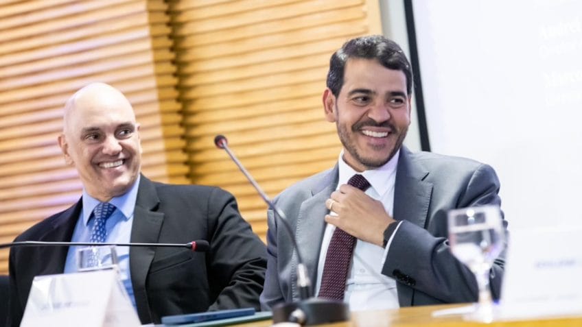 O ministro da AGU (Advocacia Geral da União), Jorge Messias (à dir.), estuda entrar na Justiça dos EUA (Estados Unidos) contra punição dos EUA ao ministro Alexandre de Moraes (à esq.)