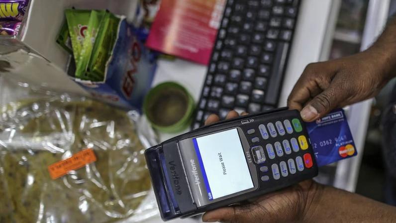 Mercado de stablecoins permite que os consumidores façam pagamentos sem passar por uma rede de cartões, o que põe em risco movimento de US$ 187 bi em taxas por ano somente nos EUA (Foto: Dhiraj Singh/Bloomberg)