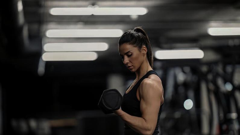 Treino de força é um dos maiores aliados da saúde nas diferentes fases de vida da mulher