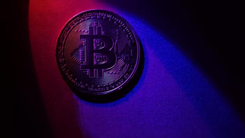 Os preços das criptomoedas têm se movido em sintonia com um ambiente regulatório mais favorável e estratégias que ajudaram o bitcoin a se posicionar como um ativo para diversificação em tempos de incerteza