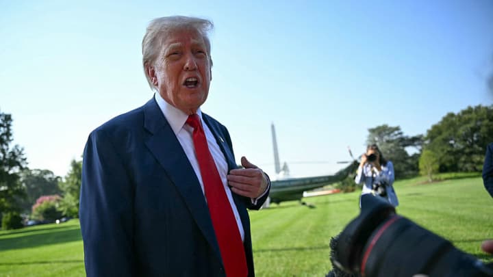 O presidente dos EUA, Donald Trump, fala com repórteres no gramado sul antes de embarcar no Marine One no gramado sul da Casa Branca em 25 de julho de 2025, em Washington, DC, a caminho de Turnberry, Escócia. (Foto: Jim Watson | Afp | Getty Images)