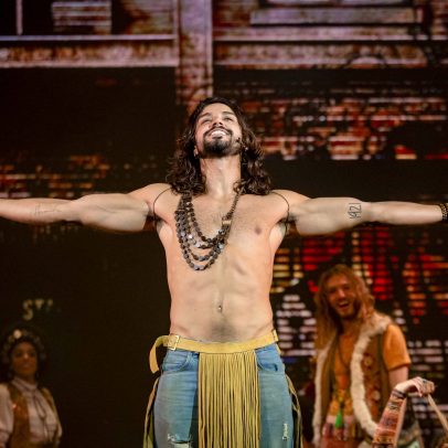 'Hair' de Rodrigo Simas renova o movimento hippie com debates atuais e relevantes