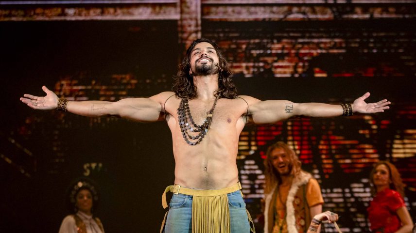 Rodrigo Simas no espetáculo "Hair" (Foto: Caio Gallucci/Divulgação)