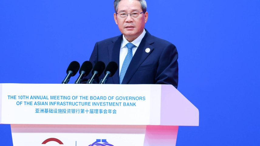 O primeiro-ministro chinês, Li Qiang, durante a 10ª reunião anual do Banco Asiático de Investimento em Infraestrutura (AIIB), em Pequim, em 26 de junho de 2025 (Foto: Liu Bin/Xinhua)