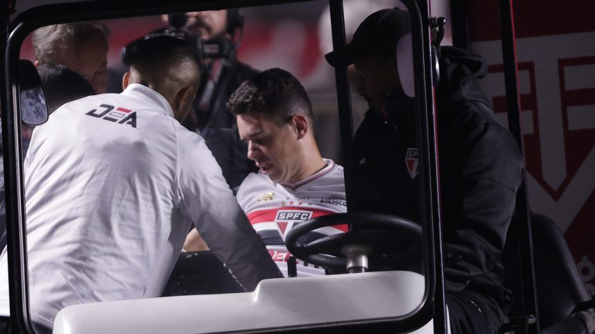 Oscar, do São Paulo, saiu de maca ainda no primeiro tempo contra o Corinthians. (Foto: Ettore Chiereguini/Agif)