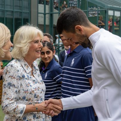 Rainha Camilla assiste a jogos de Djokovic na quadra central do torneio
